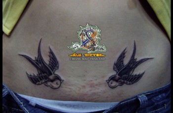 Tatuaje de dos golondrinas en la barriga