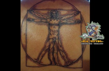 Tatuaje de la cuadratura humana de Leonardo da Vinci