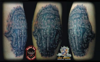Tatuaje de una estatua de un elefante de tres cabezas