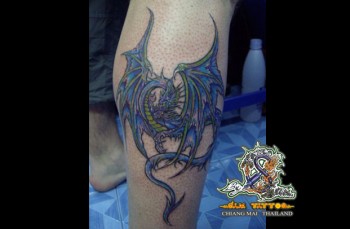 Tatuaje de un dragón alado volando
