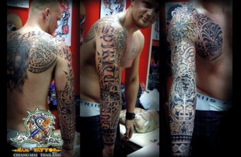 Tattoo en el brazo de estilo maorí con un nombre