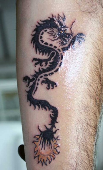 Tatuaje de una sombra de dragón con un poco de color