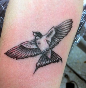 Tatuaje de un pájaro volando