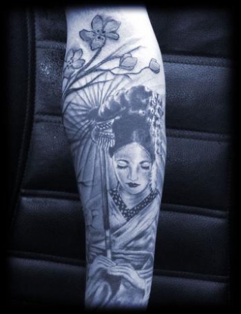 Tatuaje de una geisha con sombrilla bajo un cerezo