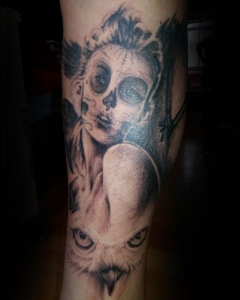 Tatuaje en la pierna de una chica pintada de calavera mexicana y una lechuza