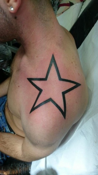 Tatuaje en blanco y negro de una estrella en el hombro