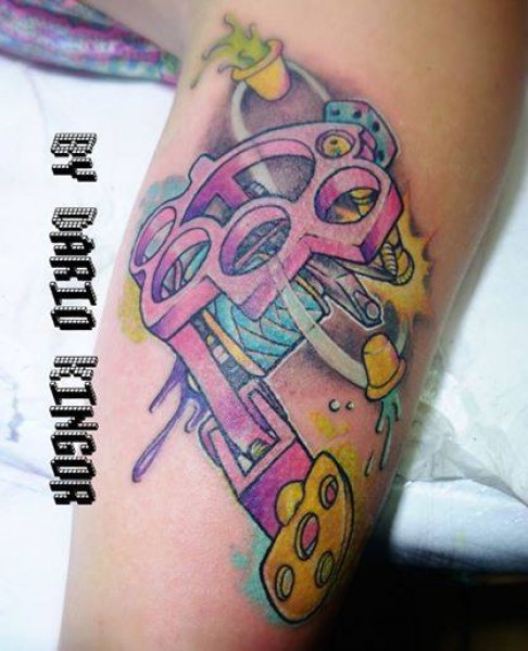 Tatuaje de un puño americano y una máquina de tatuar a color