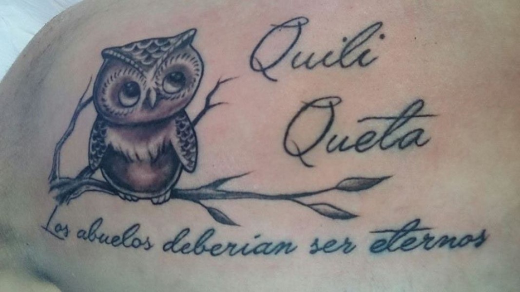 Tatuaje de una frase con dos nombres y un búho en una rama