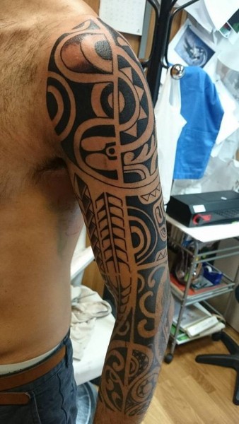 Tatuaje de una manga de estilo maorí
