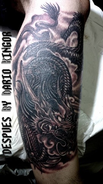 Tatuaje de un dragón entre las nubes en blanco y negro