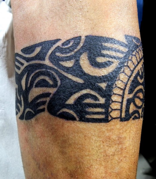 Tatuaje de un brazalete maori en blanco y negro