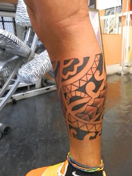 Tattoo de un brazalete samoano en le pierna