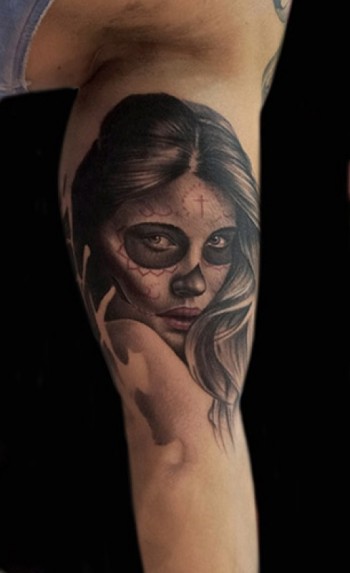 Tatuaje en el itnerior del brazo de una chica pintada de calavera mexicana