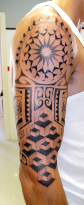 Tatuaje de sanefas y figuras geométricas en el hombro y brazo