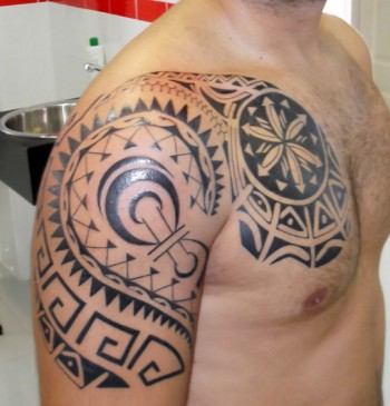 Tatuaje  de estilo tribal en hombro y brazo