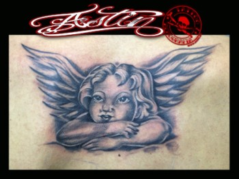 Tatuaje de un pequeño ángel en blanco y negro