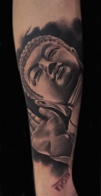 Tatuaje de una estatua de buda en blanco y negro