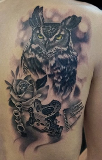 Tatuaje de un búho con una rosa y una máquina de tatuar