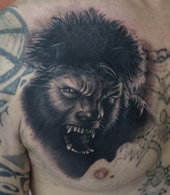 Tatuaje de un mono furioso en el pecho