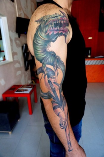 Tatuaje de una chica medio dragón