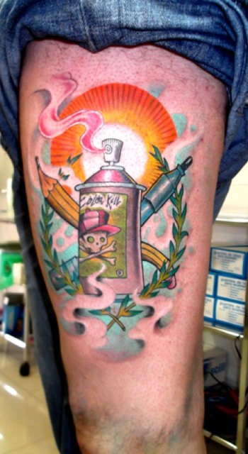 Tatuaje de un spray de pintar cruzado con un lápiz y un rotulador