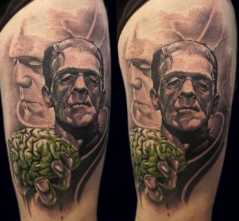 Tatuaje a color de Frankenstein con un cerebro en la mano 