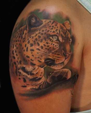 Tatuaje de un jaguar a color en el brazo