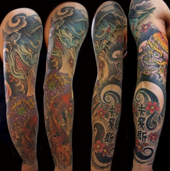 Tatuaje de manga entera con hannya carpas espirales y una calavera
