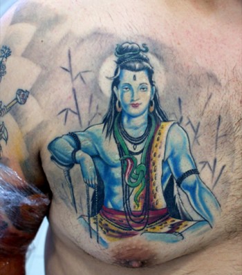 Tatuaje en color de Shiva en el pecho