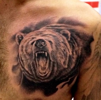 Tatuaje de un gran oso rugiendo en el pecho
