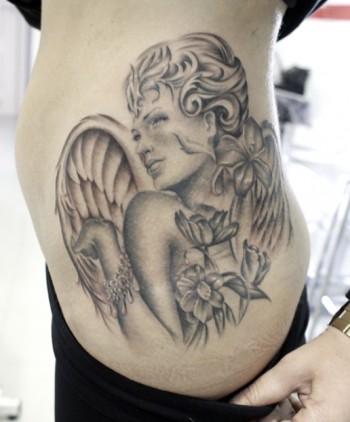 Tattoo de un angel con flores