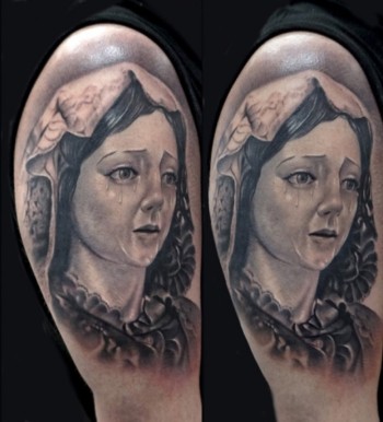 Tattoo de una virgen llorando