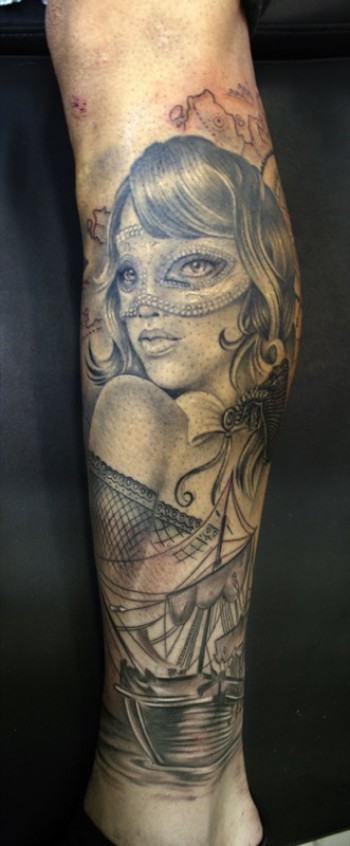 Tattoo de una chica con antifaz