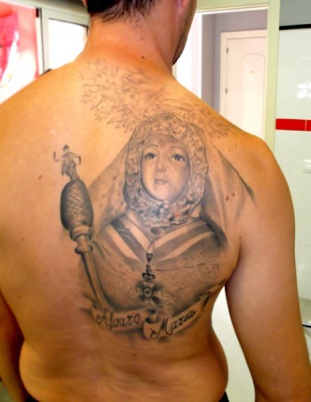 Tattoo de una virgen con una cruz y un cetro