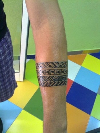 Tatuaje de un brazalete tribal filipino