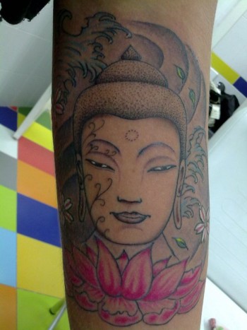 Tatuaje de una cabeza de buda y una flor de loto