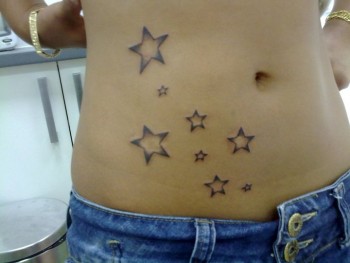 Estrellas tatuadas en la barriga de una chica