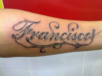 Tatuaje del nombre Francisco con estrellas pequeñas
