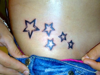 Tatuaje de estrellas en la cintura