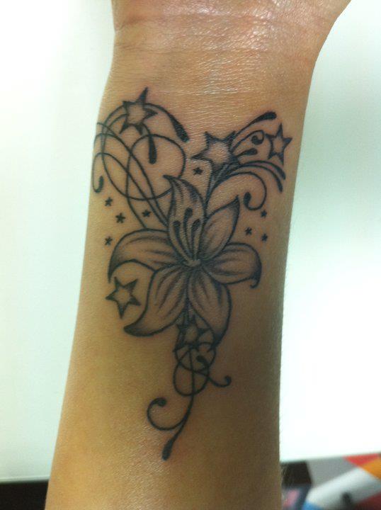 Tatuaje de una flor con estrellitas