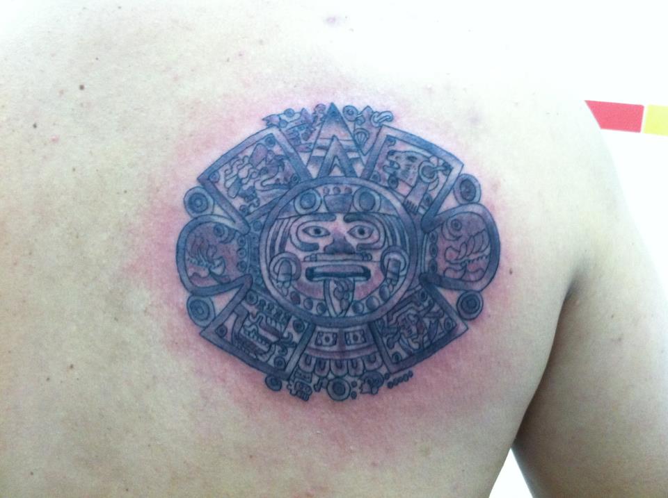 Tatuaje de una estatua de un sol maya