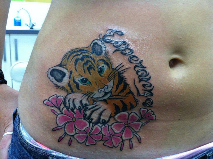 Tattoo de un bebe tigre y una palabra