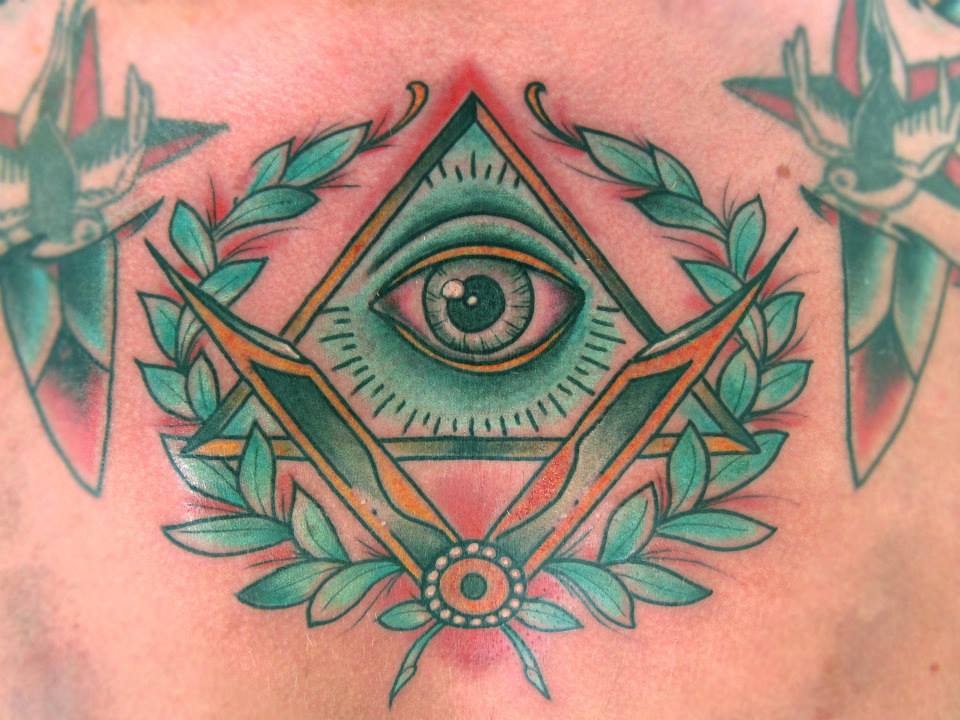 Tatuaje de un ojo que todo lo ve con un compás masónico