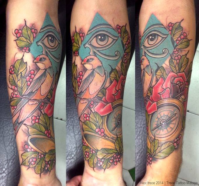 Tatuaje de un ojo de Horus, un pájaro en una rama y una brújula