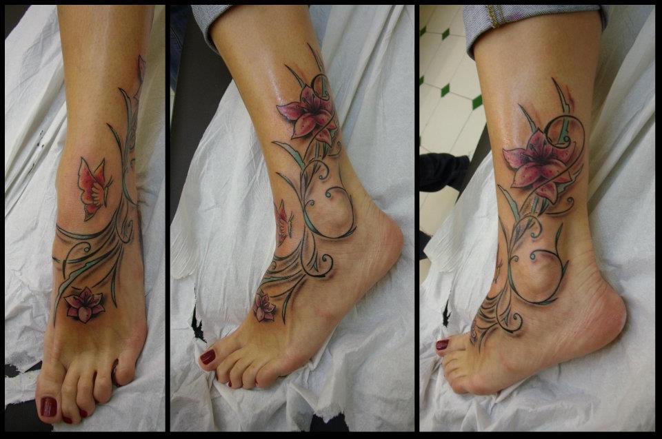 Tatuaje de una enredadera con flores en el tobillo 