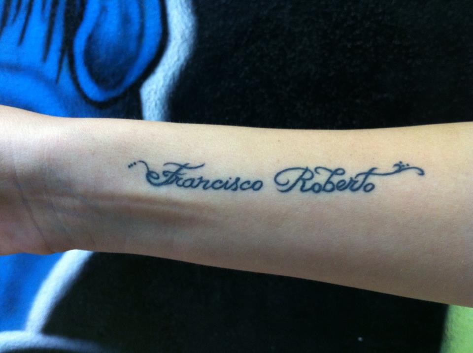 Tatuaje de los nombres Francisco y Roberto