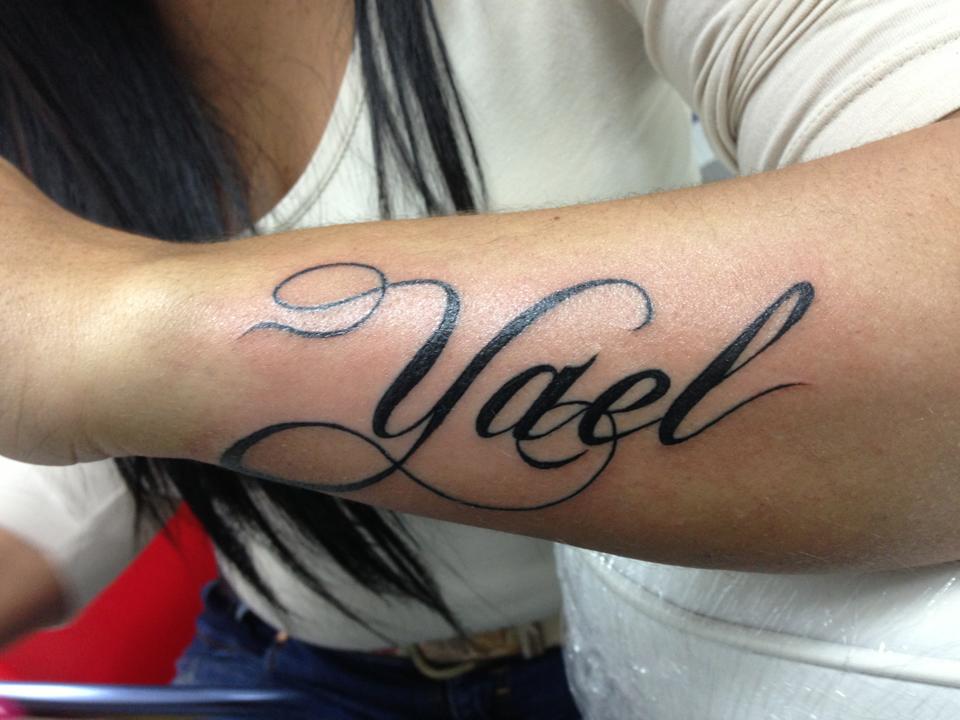 Tatuaje del nombre Yael en el antebrazo