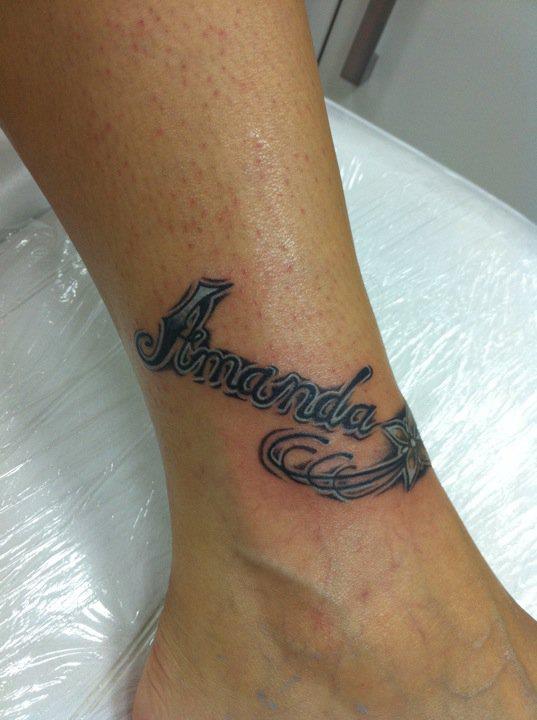 Tatuaje del nombre Amanda con una flor