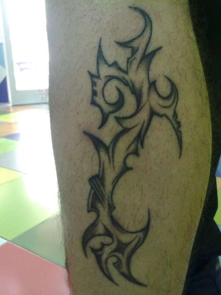 Tatuaje de un tribal en blanco y negro