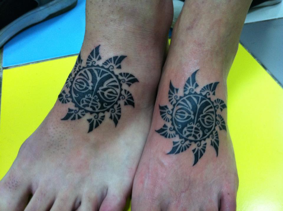 Tatuaje para parejas. Un sol tatuado en cada pie